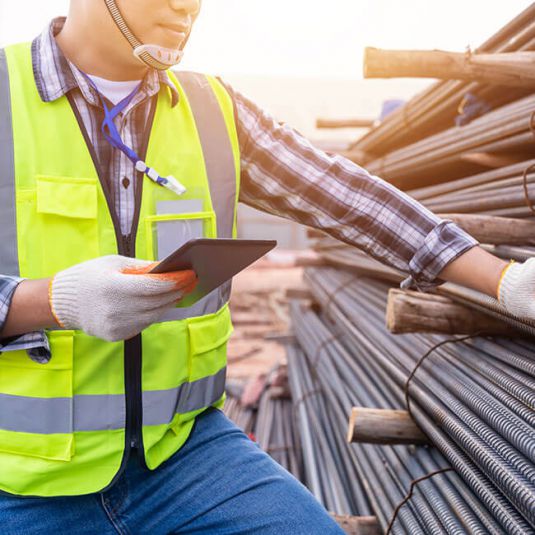 Industrieanlagenbau 2022: Material Management ist entscheidend für Wettbewerbesfähigkeit. Industrieanlagenbau: Plattform Insite LMS auf Laptop, Desktop-Rechner und Smartphone.