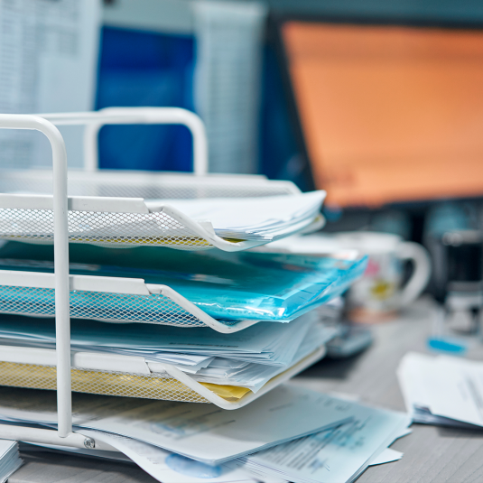 Traditionelle Arbeitsweise im Anlagenbau basierte auf Papierdokumenten und Excel-Files. Papierberge im Office des Site Managers