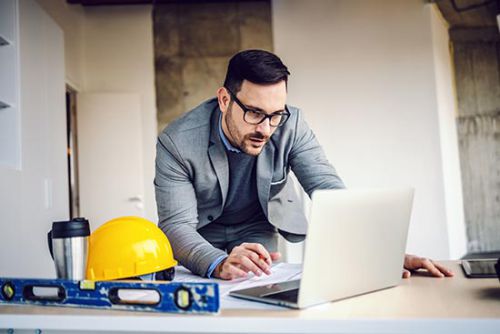 digitale Baudokumentation, Mann erstellt auf Knopfdruck Dokument im Baustellenbüro