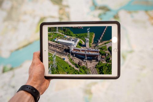 Digitale Baustellendokumentation: Tablet mit Foto einer Industriebaustelle