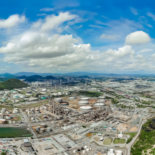 Bei der Einführung oder Ablöse von Material Tracking Software bietet sich die Gelegenheit, bestehende Prozesse zu hinterfragen und anzupassen. Große Baustelle im Anlagenbau bei Sonnenlicht und mit Wolken vor blitzblauem Himmel.