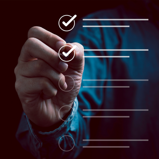 Material Tracking Software richtig einführen: Sichern Sie sich Quick Wins und kommen Sie Schritt für Schritt zum Ziel. Checkliste, auf der zwei Punkte abgehakt sind und drei offen.