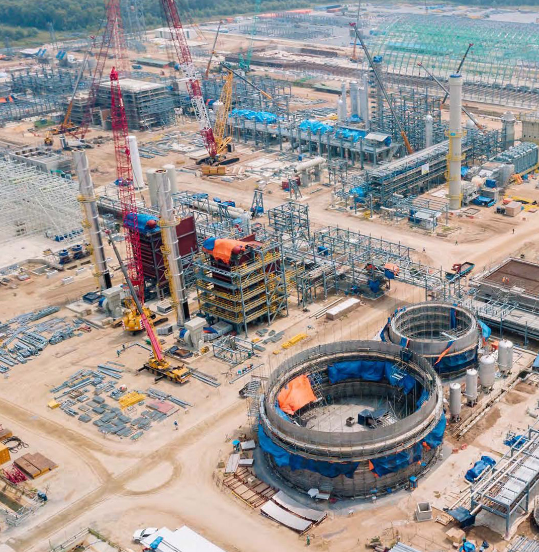 Luftaufnahme einer Großbaustelle im Industrieanlagenbau mit digitaler Baustellenmanagement-Software.